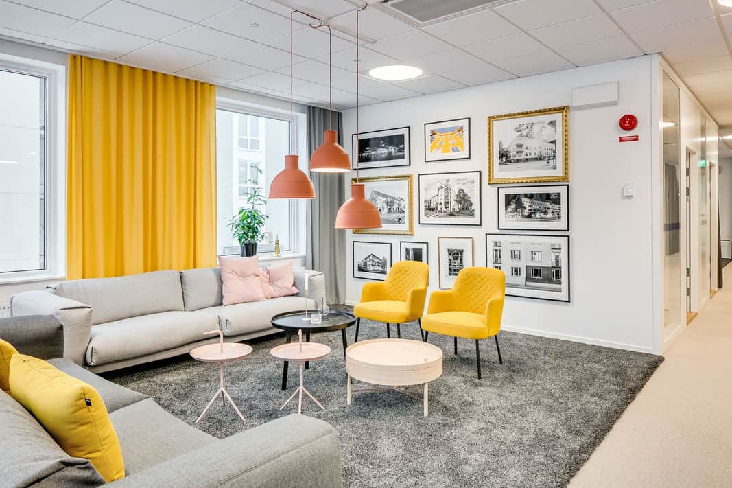 Loungehörna med gula och grå möbler.