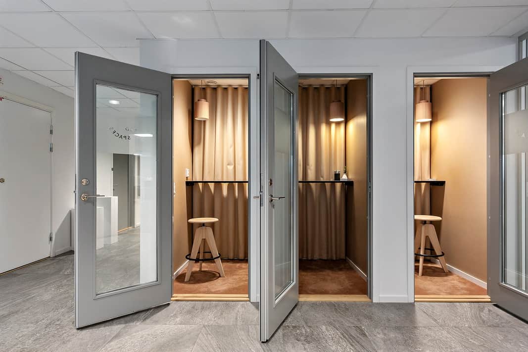 Dörrar öppna till 3 arbetsrum