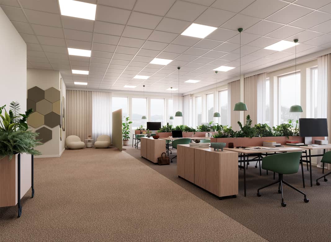 Ett rum med många bord och stolar.