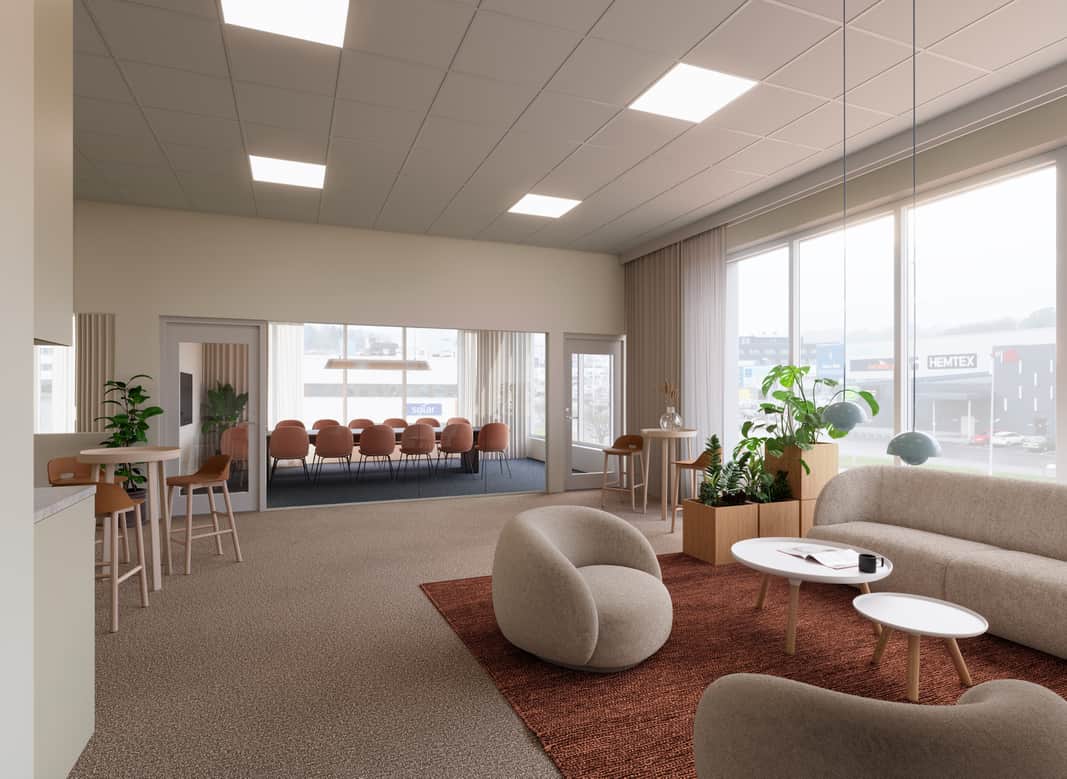 Ett rum med soffor och stora fönster