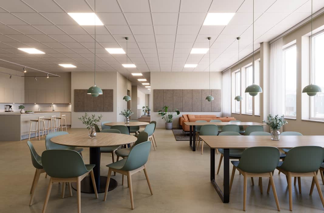 Ett rum med många bord och stolar.