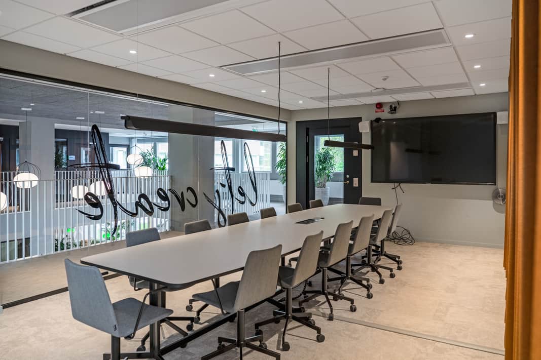 Mötesrum med långt bord.