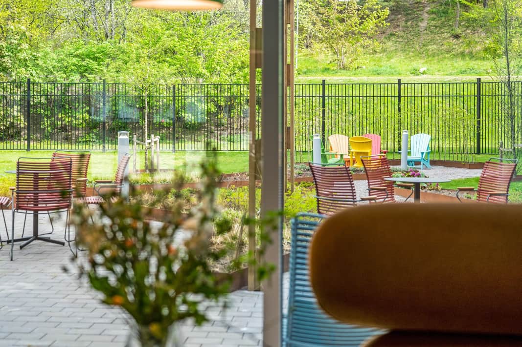 Utemöbler på den grönskande innergården.