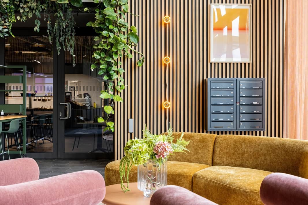 Foajén på Eden med en fåtölj i förgrunden och trappa i bakgrunden. 