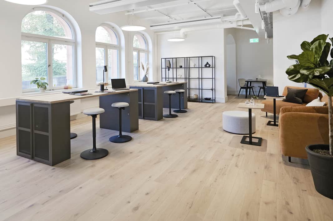 Möblerad kontorsyta.