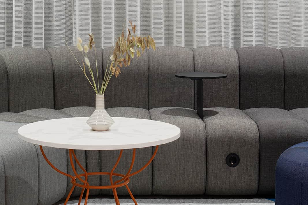 Detaljbild från soffgrupp.