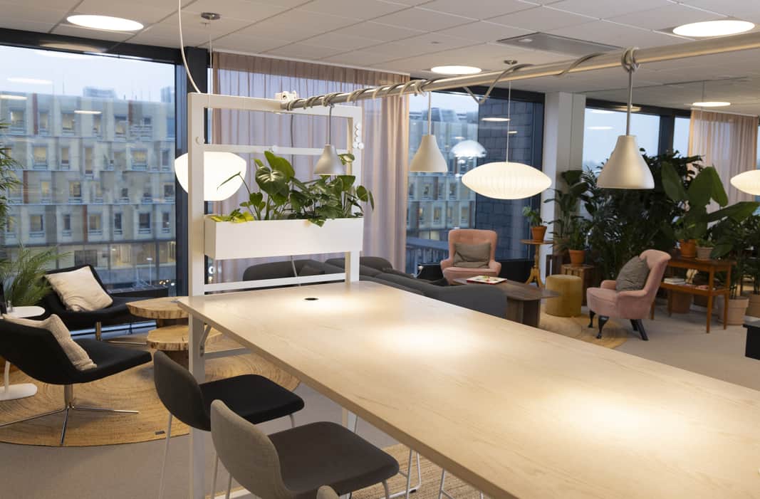 Ett rum med alternativa sittningar i fåtöljer, lite högre bord så man sitter på barstolar.