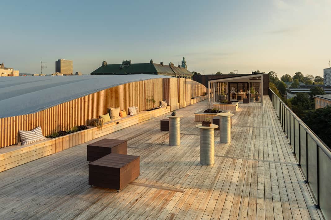 Ståbord utplacerade och längst bort på takterassen är det ett orangeri man kan gå in i.