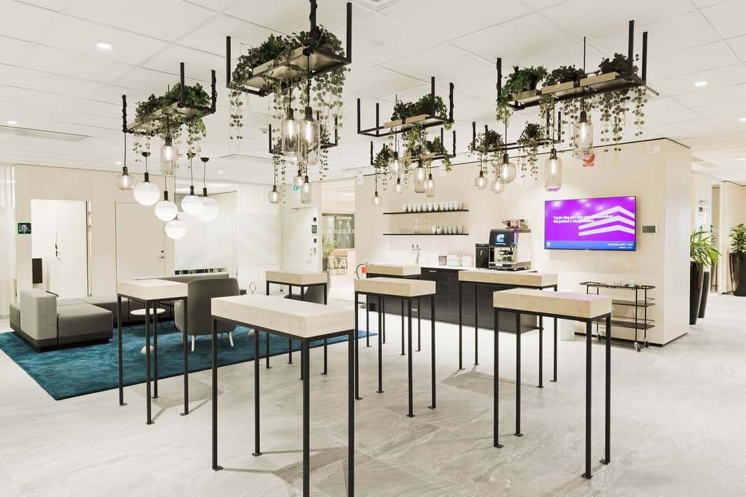 Ett rum med en massa bord och stolar.