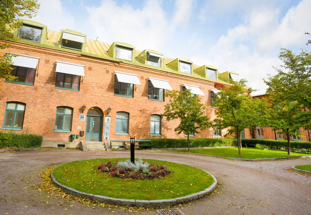 byggnad och park i kopparlunden