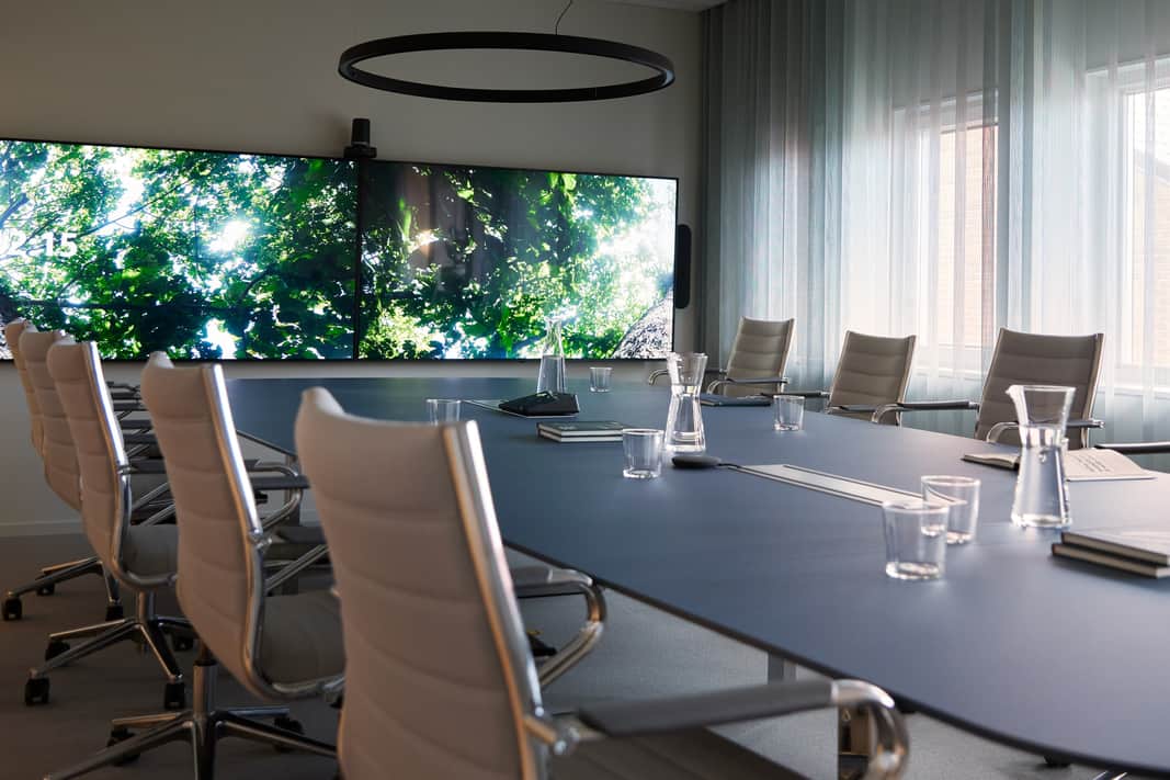 Mötesrum med tv-skärm på väggen.