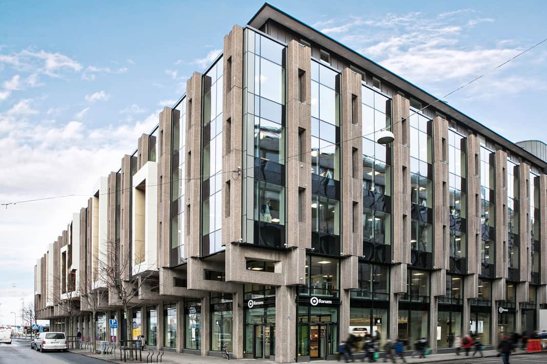 En stor byggnad med många fönster på sidan av den.