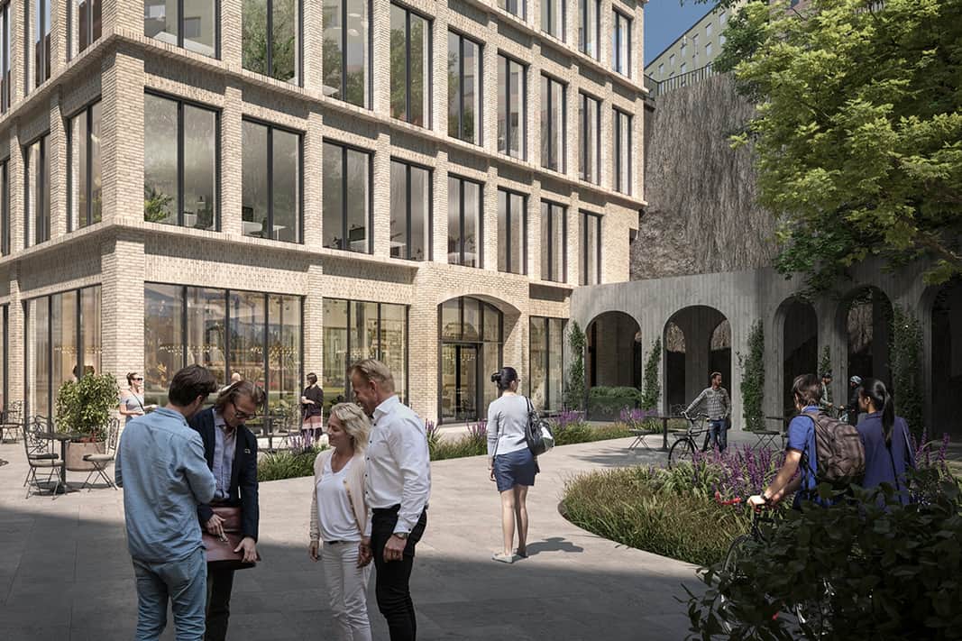 Innergård med gula sittmöbler.