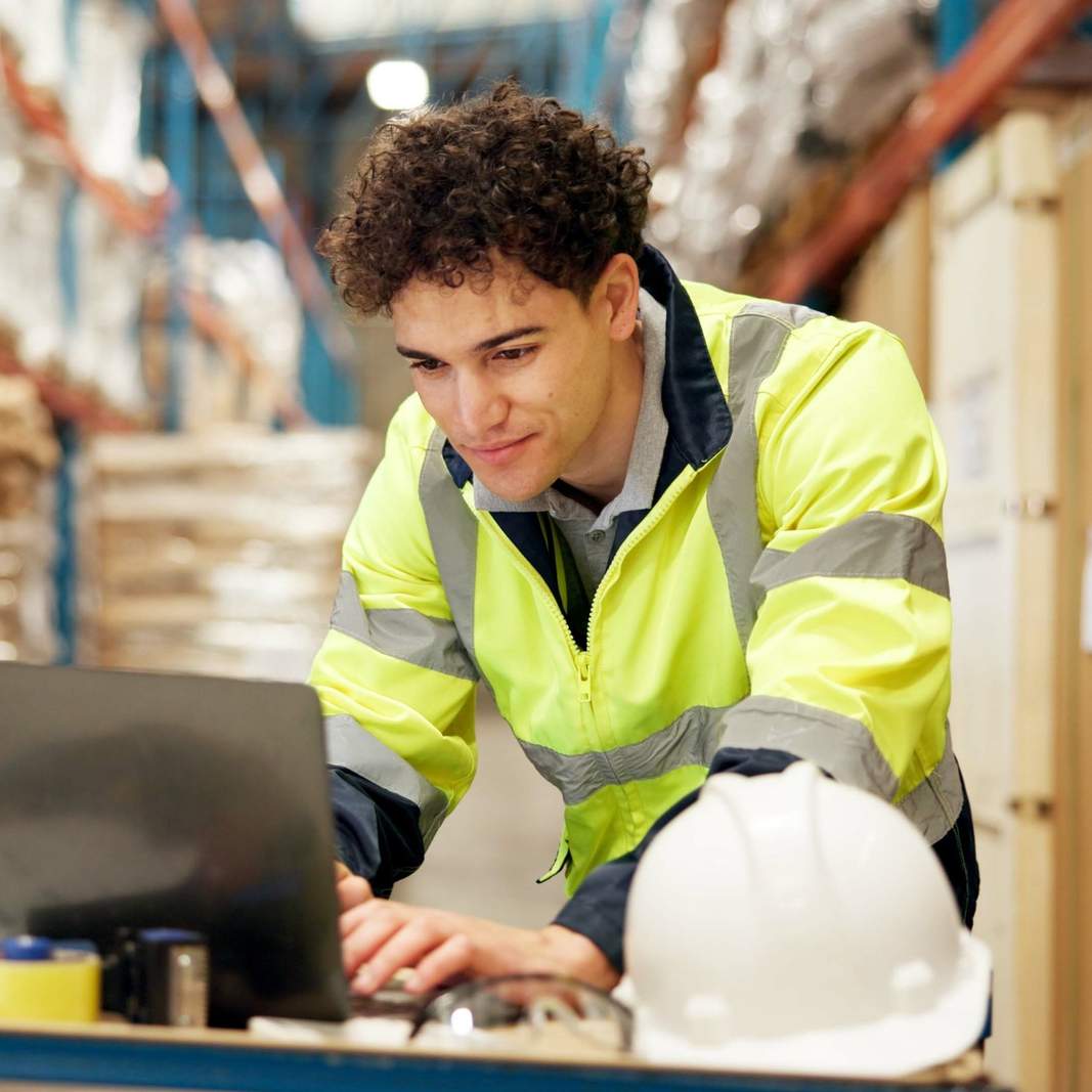 Lagerkille tittar på dator