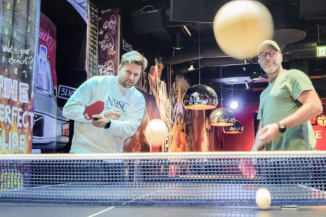 Frode Flygelring och Johan Ahlbin matar bollar över nätet.