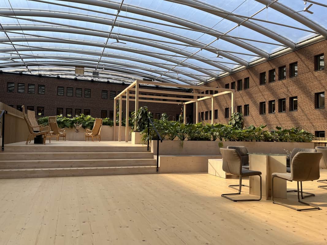 Terass i huset med ett transparent tak.