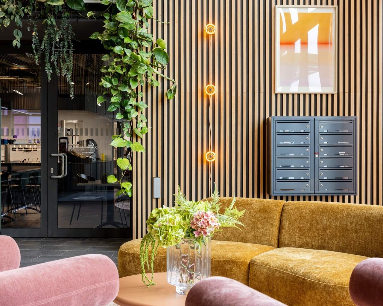 Foajén på Eden med en fåtölj i förgrunden och trappa i bakgrunden. 