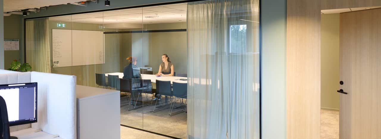 Två personer tittar på en ipad.