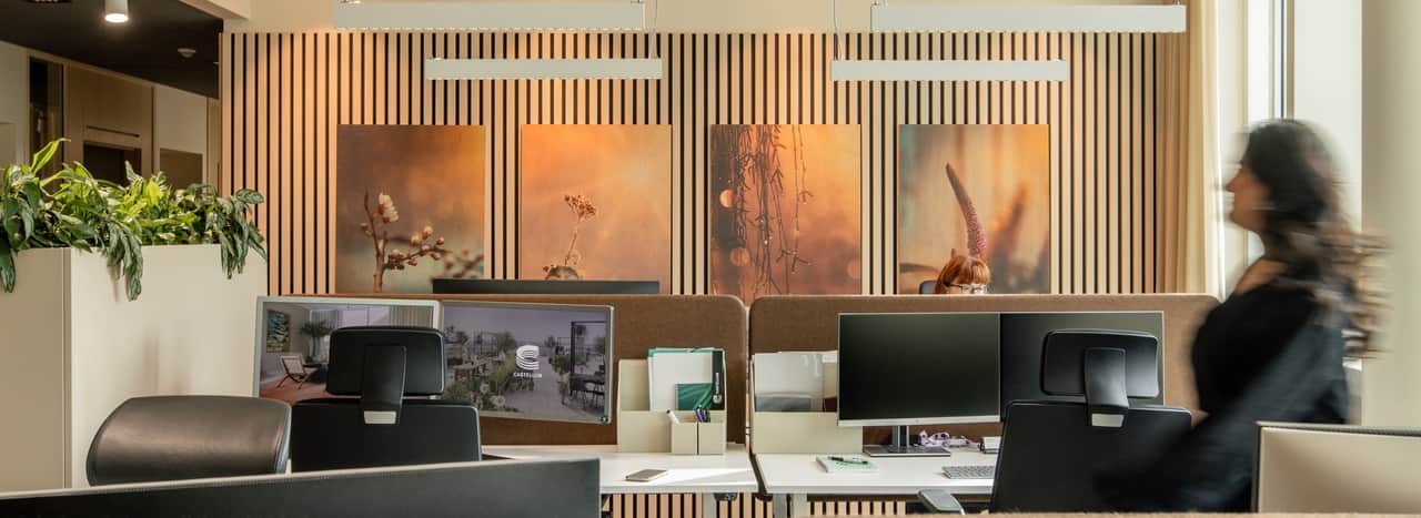 Två personer på ett kontor