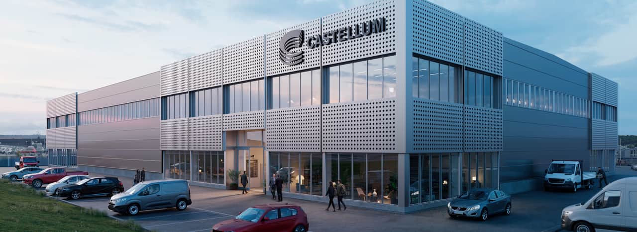 En byggnad med bilar parkerade framför.