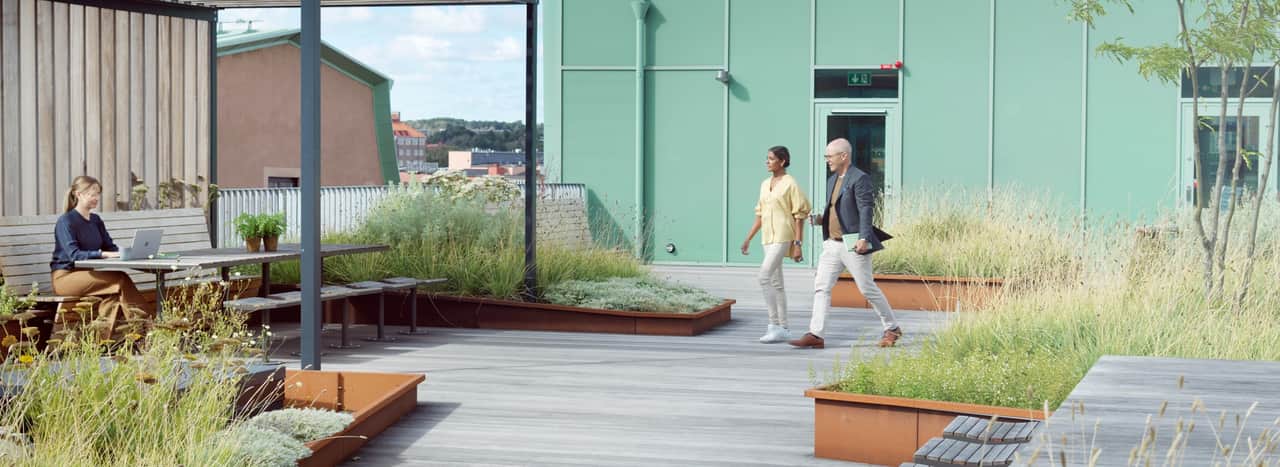 Videoklipp med två personer som går i ett kök.