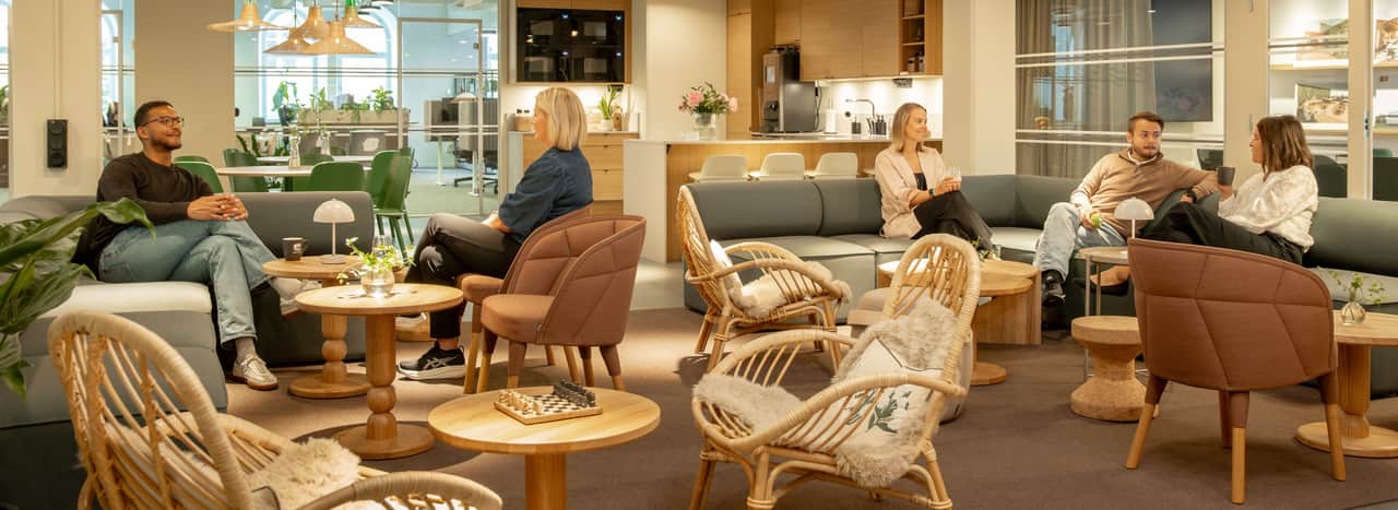 Två personer på ett kontor