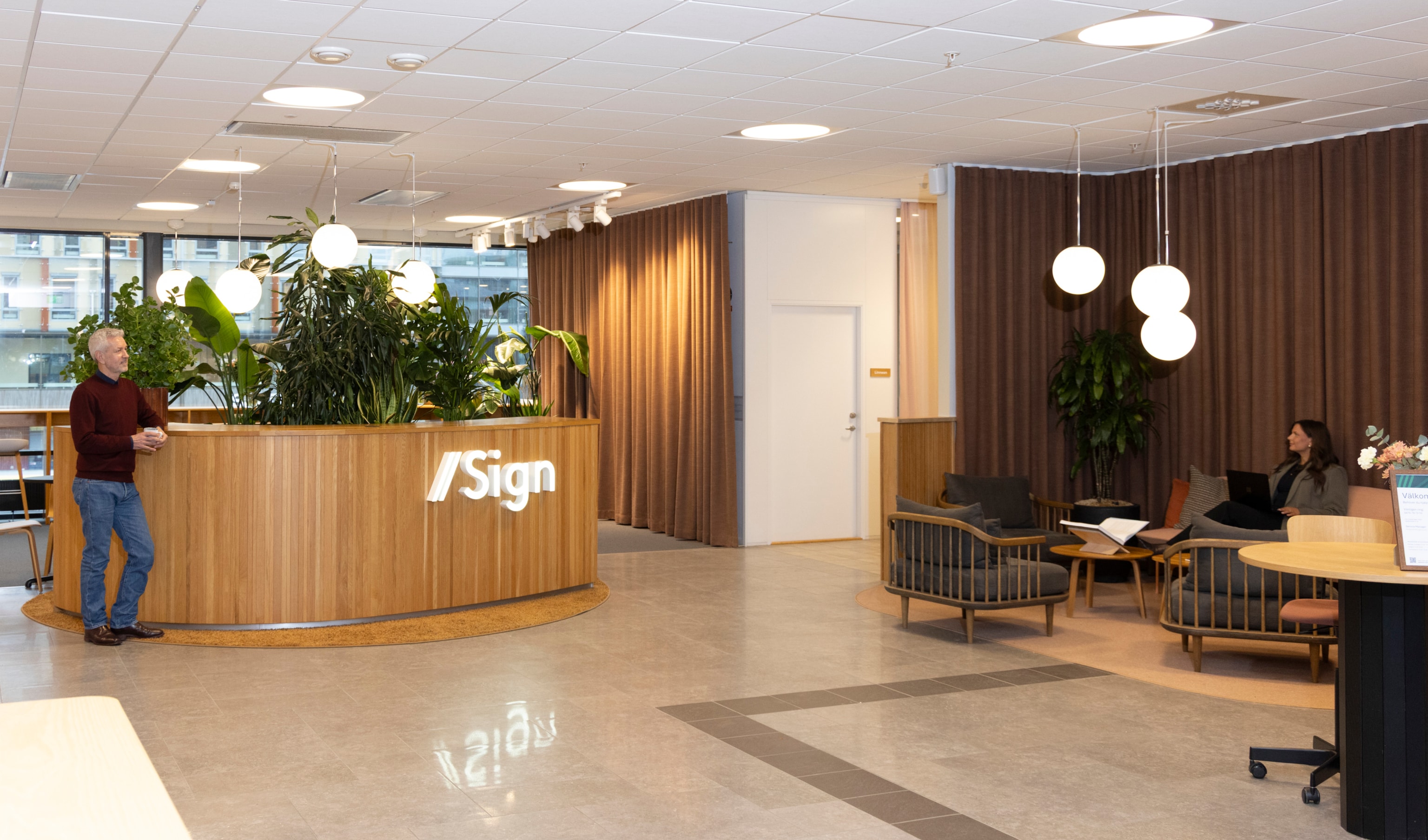 Lobby med stora panoramafönster ut mot Växjö