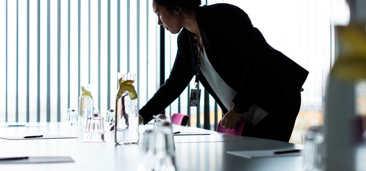 En våg som slår mot stenar