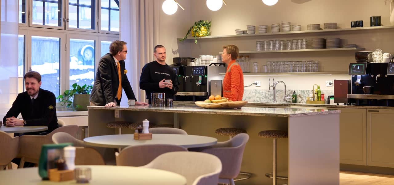 Människor i ett öppet kökslandskap