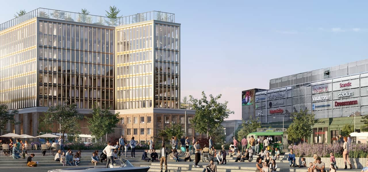 Person med laptop utomhus.