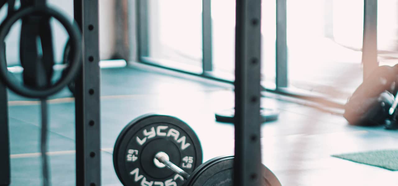 Träningsredskap på ett gym.