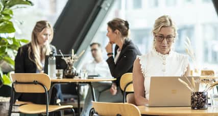 Människor i soffor samtalar.