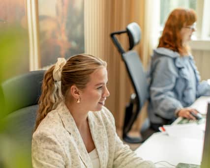 Två personer i kontorslandskap