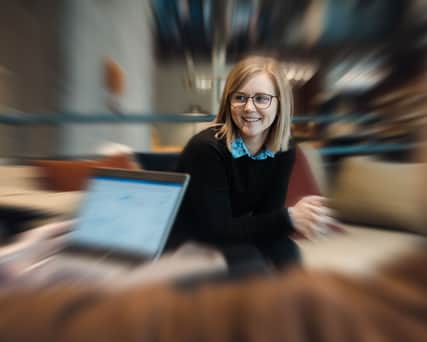 Person som sitter vid en dator.