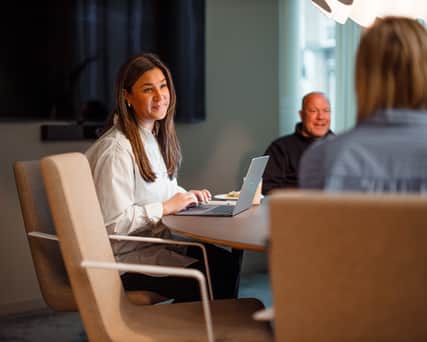 Två personer tittar i en ipad.