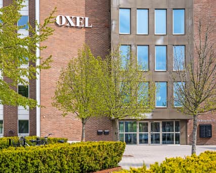 Exteriörbild av fastighet med vattendamm framför