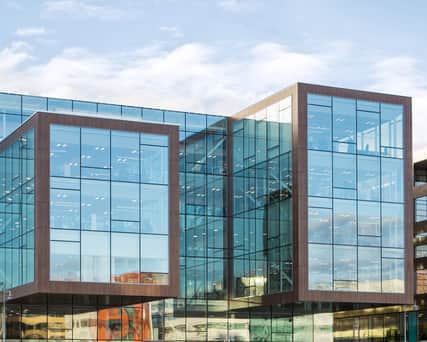 Fasad med stora glaspartier.