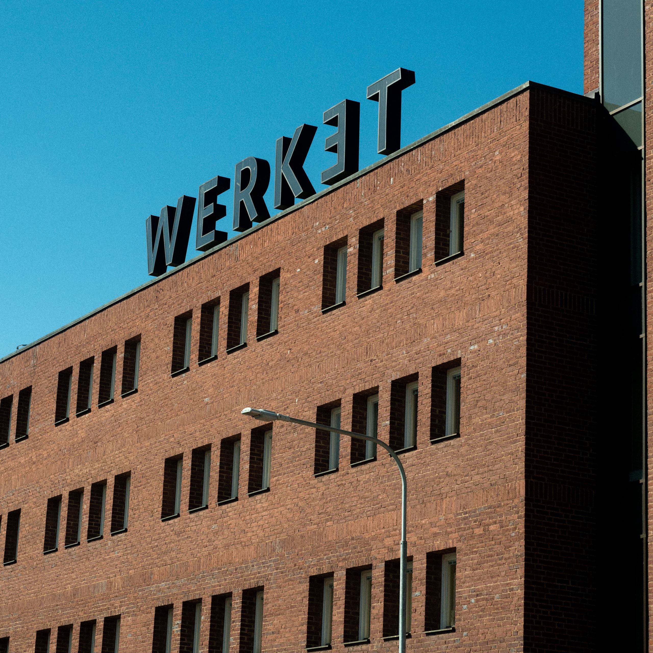 Fasadbild med Werket-skylt på taket