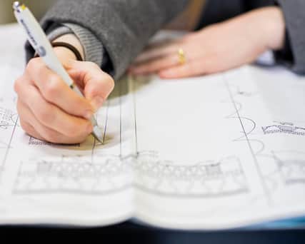 Närbild av en persons händer.