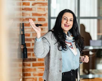 Person står vid en whiteboard