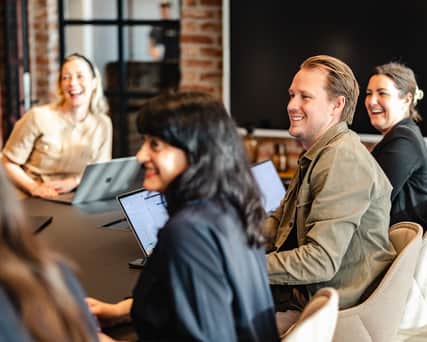 Människor runt ett konferensbord