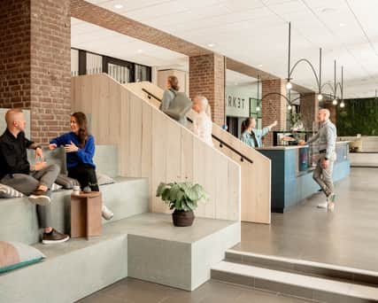 Personer i en foajé