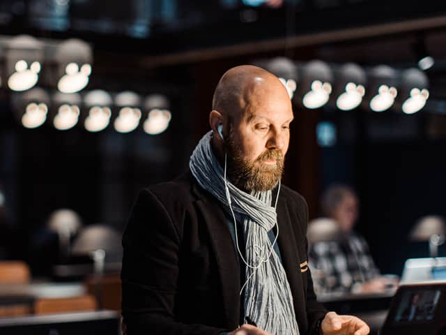 Person sitter vid en laptop.