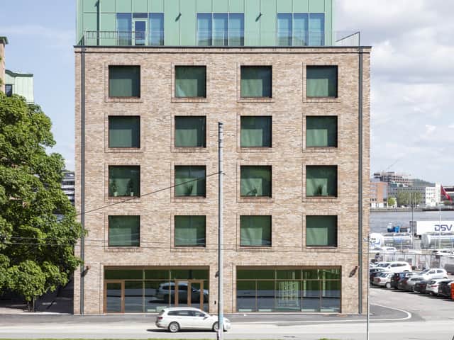 Huset sett från sidan.