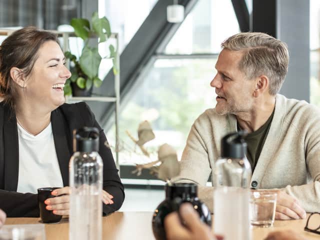 Glada människor vid ett bord.