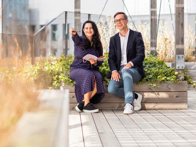 Två personer sitter på en takterrass.