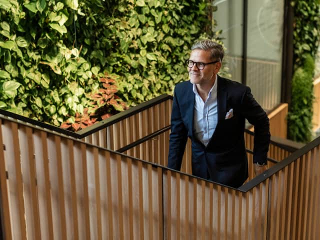 Person som står vid en cykel.