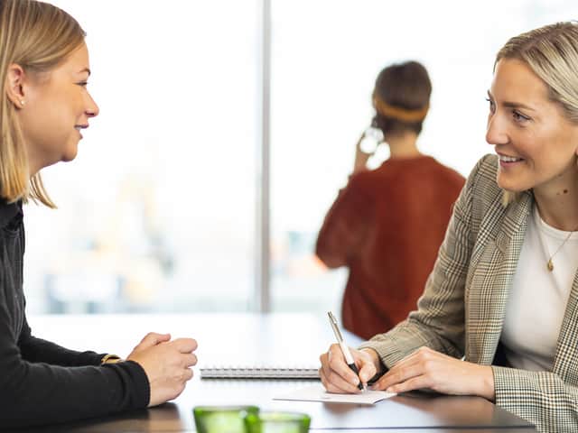 Två personer vid ett bord.