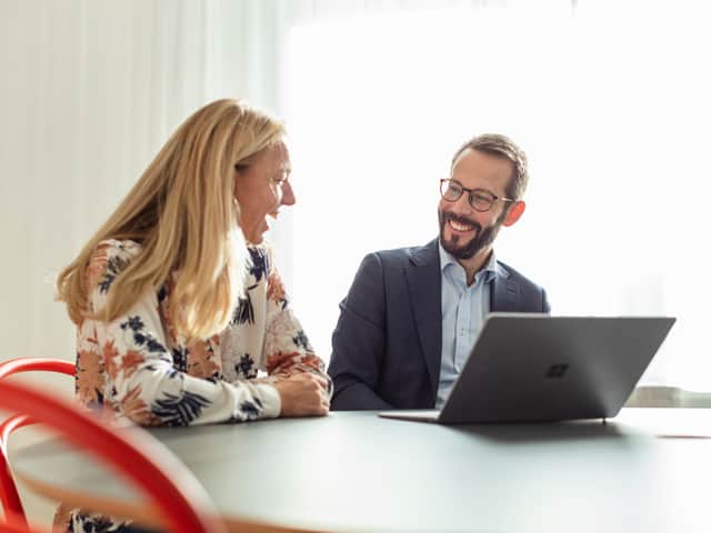 Två personer vid ett bord.