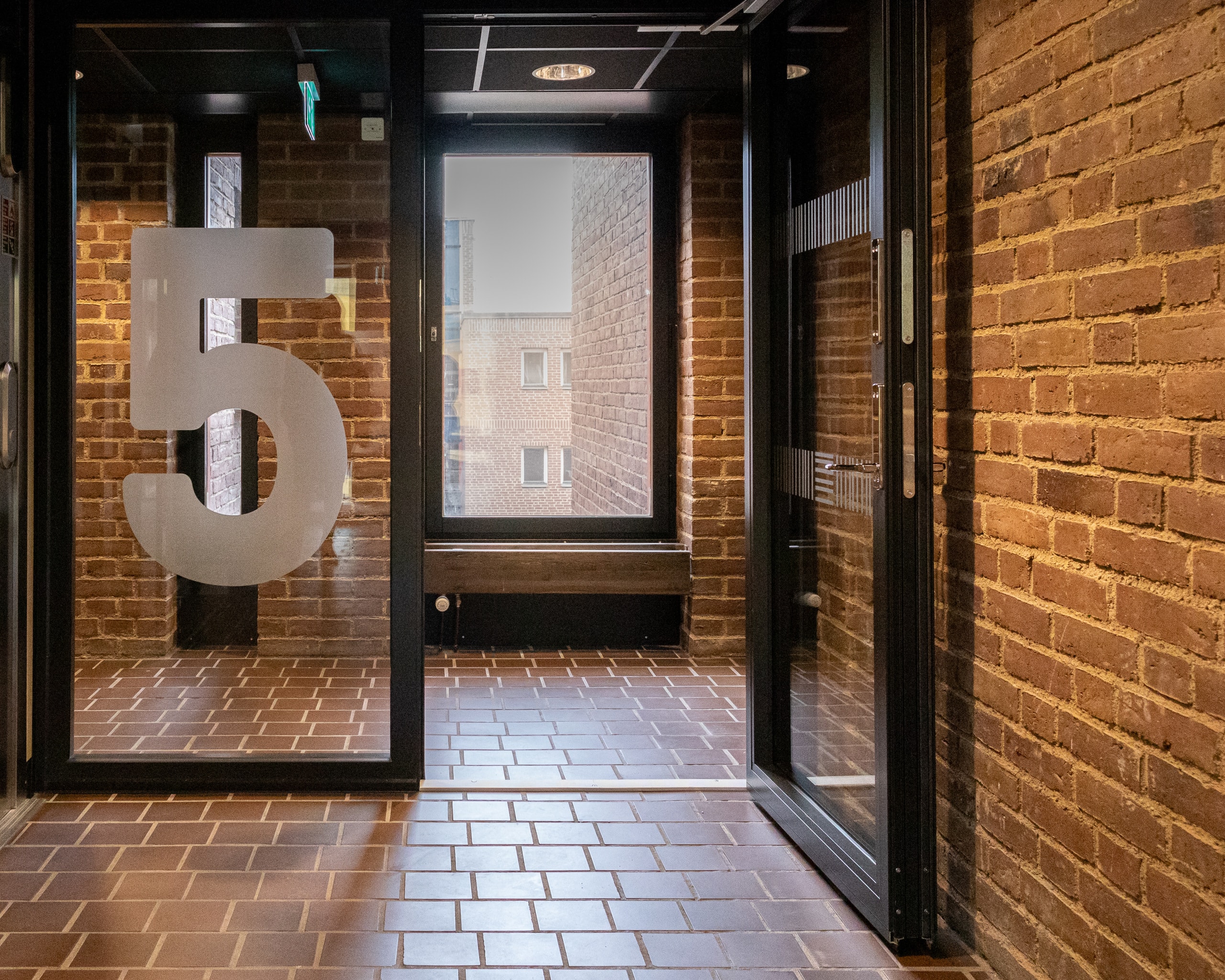 Brunt klinkergolv i trapphuset men med adderade moderna detaljer